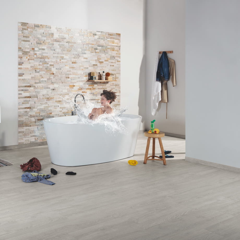 Ламинат Quick-Step Дуб Фантазийный светло-серый IM3560 Impressive в интерьере 2