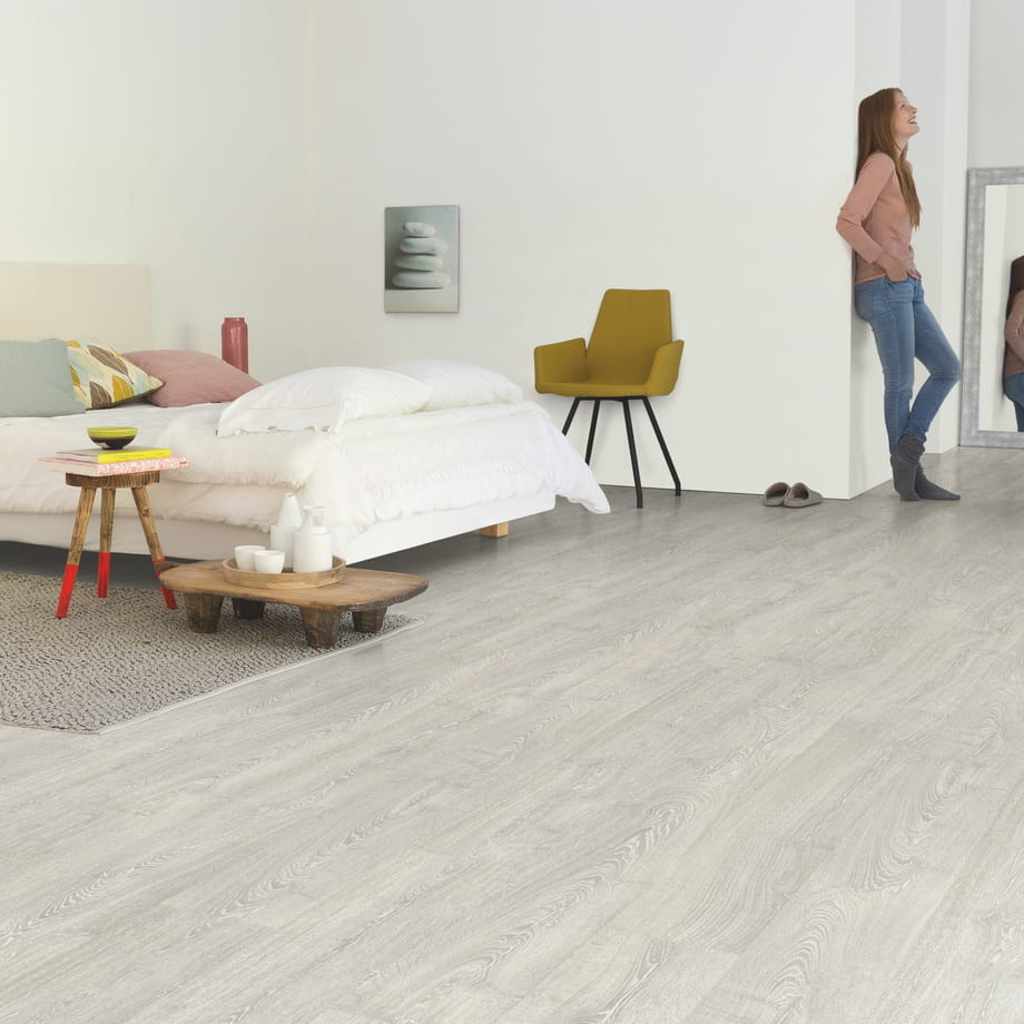 Ламинат Quick-Step Дуб Фантазийный светло-серый IM3560 Impressive в интерьере