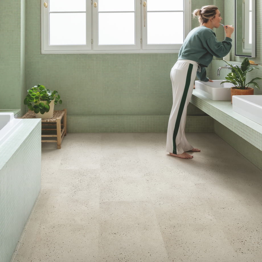 ПВХ-плитка Quick-Step Бетон Устричный AVMTU40275 Alpha Vinyl Illume в интерьере 7